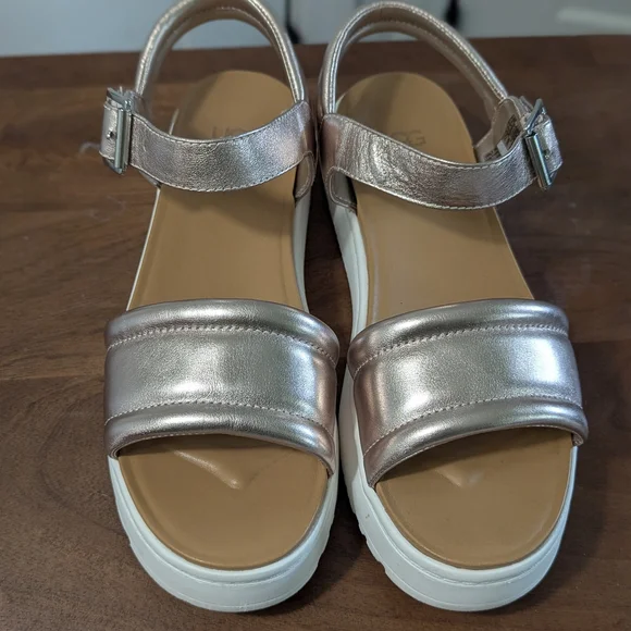 UGG Metallic Gold Sandals Platform Soles Excel Used Condition Weekend Sz 6.5